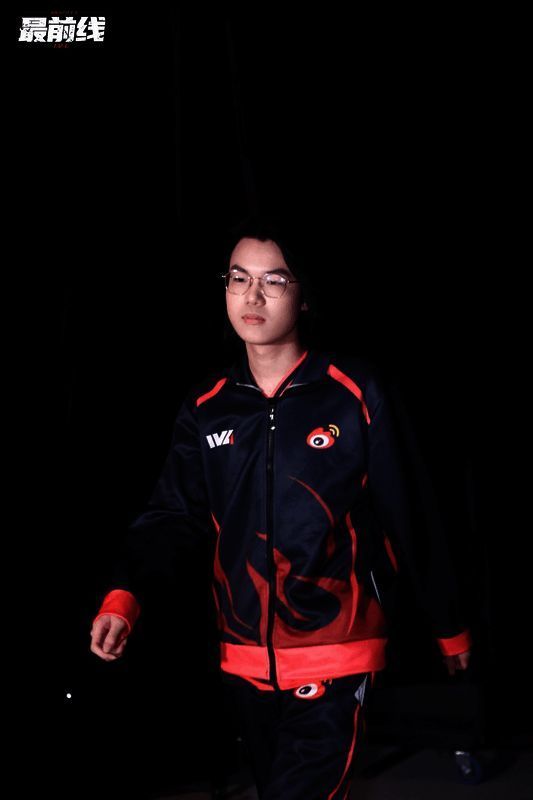 WBG战队成员集体合影，气氛轻松愉快