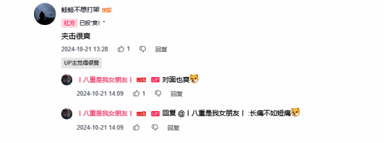 游戏中舰队遭遇多方向夹击的战斗场景，画面紧张激烈