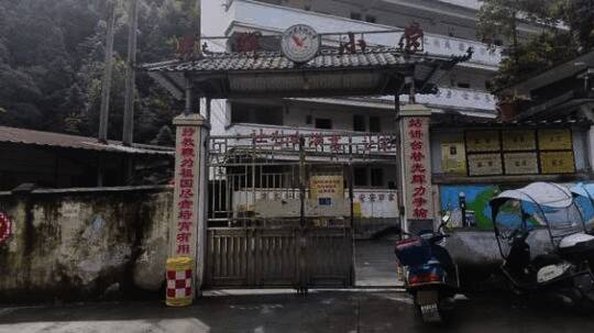 工作人员正在教室里安装新设备