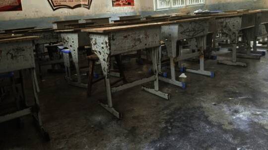 风扇被整齐安装在教室顶部