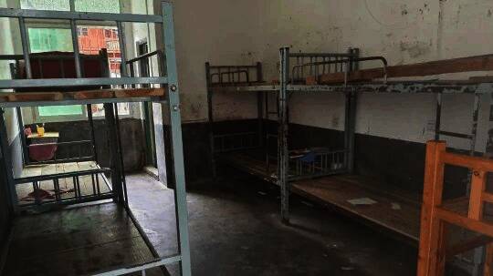 饮水机被放置在走廊一侧，方便学生取水