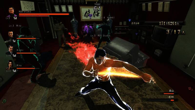 战斗场景展示，角色在东城会总部大厅展开激战