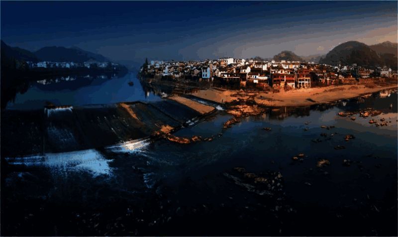 徽州古城城墙前的天龙coser表演，展现游戏中的经典角色形象