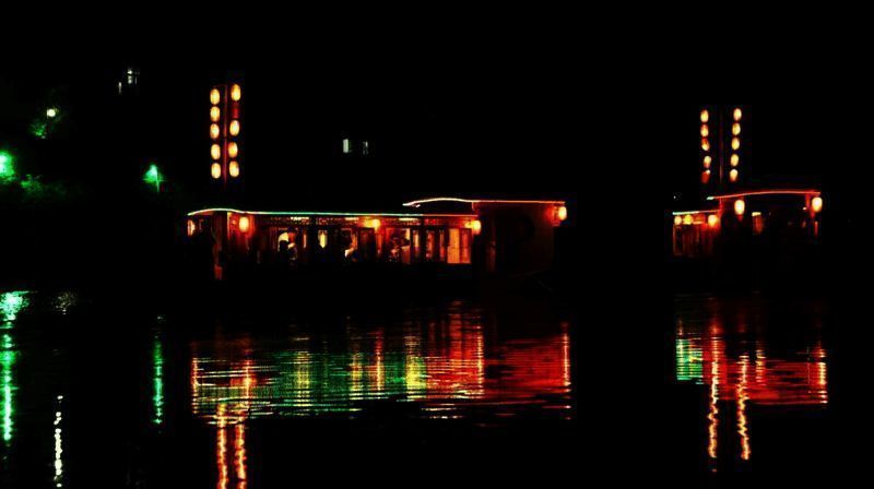 徽州古城内的剪纸馆与画舫夜宴场景，呈现浓厚的徽州文化特色