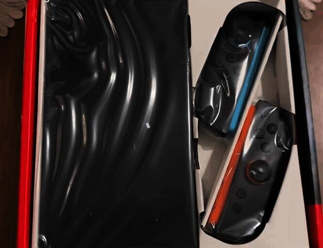 任天堂Switch 2主机开箱实物展示，包含Joy-Con手柄和包装盒