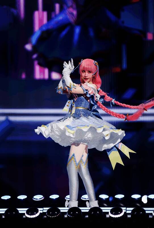 舞台中央五光十色，女团成员配合特效动作完成精彩演出