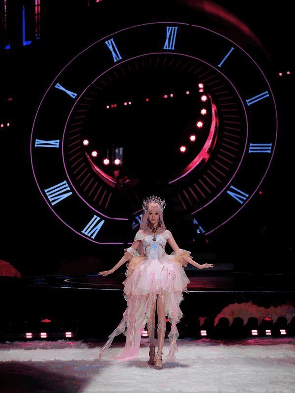 祝绪丹身着‘梦海之灵·妮芮妲’皮肤登场，气质优雅，宛如水中仙子