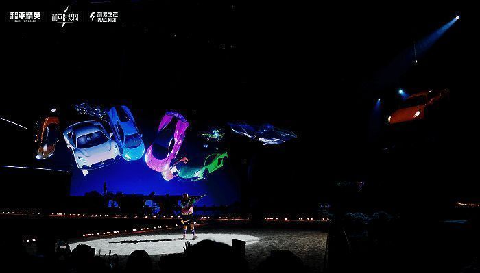 舞台灯光闪烁，欧阳靖激情说唱，豪车环绕形成视觉焦点