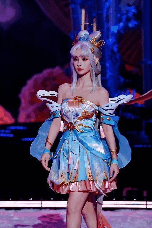 田曦薇身着‘绮梦青鸾’皮肤登场，背景为传统中式建筑，画面古风十足