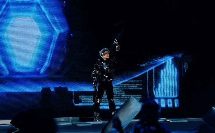 姚安娜银发造型亮相，身穿科技感服装，眼神坚定，气场强大