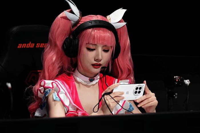 一加手机展区吸引大量观众驻足体验，现场气氛热烈