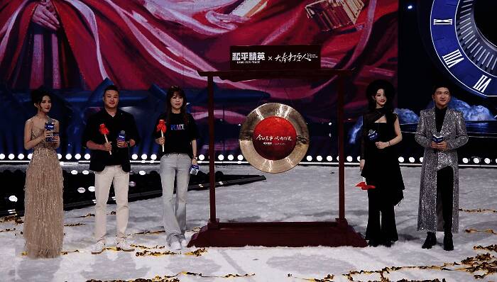 田曦薇与项目负责人登台宣布联动合作，现场掌声雷动