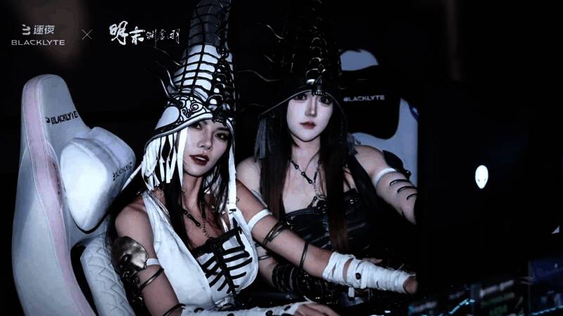 活动现场玩家排队试玩游戏，气氛热烈，工作人员热情引导