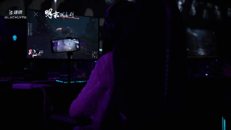 Boss战场景截图，角色与巨型敌人激烈对战，场面宏大