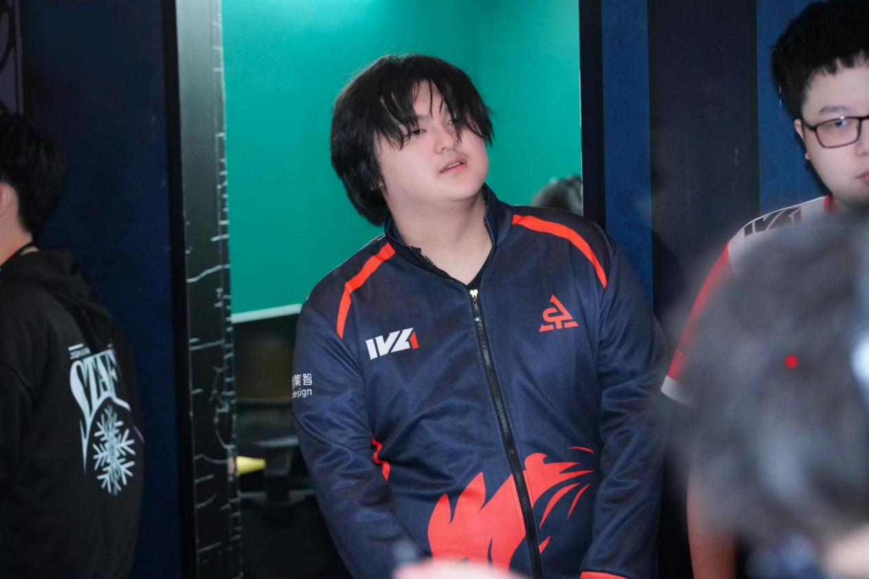 ACT_Mitaka选手正面特写，身穿战队队服，神情专注