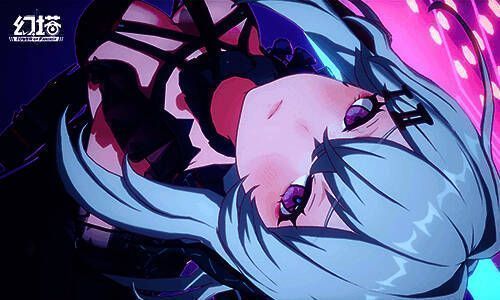 灰狐童年回忆，身穿华丽服饰，眼神中透露出对游戏的热爱