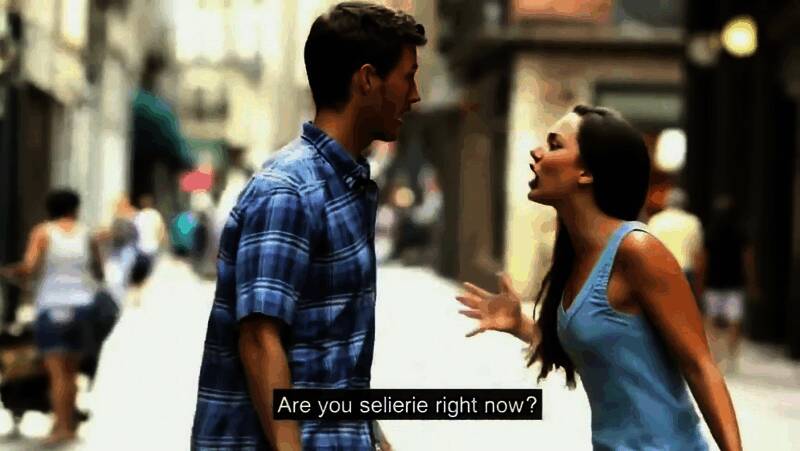 AI生成画面展示整体场景，两人站在街头，氛围紧张引人入戏