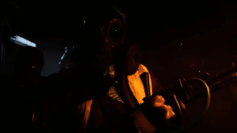 玩家角色在废弃工厂中与敌人展开近战交火，画面充满动作张力