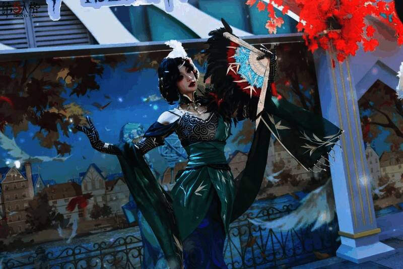 现场观众与COSER互动合影，气氛活跃欢笑不断