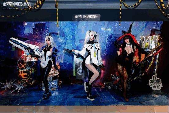 策划挑战赛现场，玩家与策划同台竞技，气氛火热