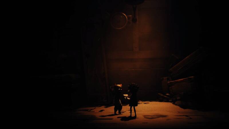 游戏中两名角色在阴森场景中携手前行，气氛紧张压抑