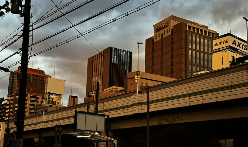 卡普空大阪总部及新建基地概念图，建筑外观现代，园区绿化良好