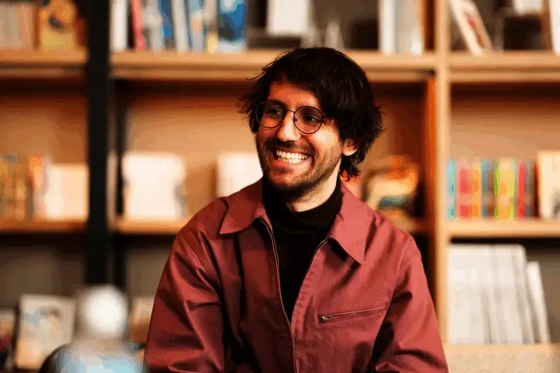 《光与影：33号远征队》游戏画面，角色在光影交错的世界中探索，场景充满神秘氛围