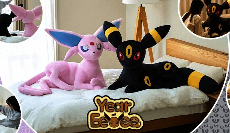 月亮伊布和太阳伊布毛绒玩具并排展示，造型精致，细节丰富