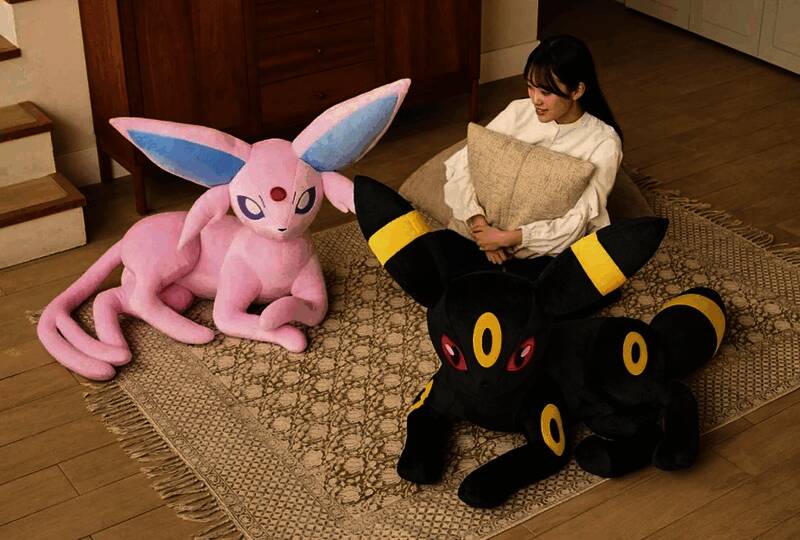 多款伊布进化形态毛绒玩具陈列展示，风格统一且可爱十足