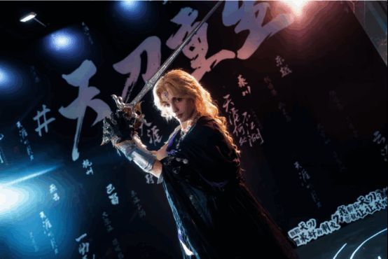 漫展现场展示的游戏周边与限定礼包吸引关注