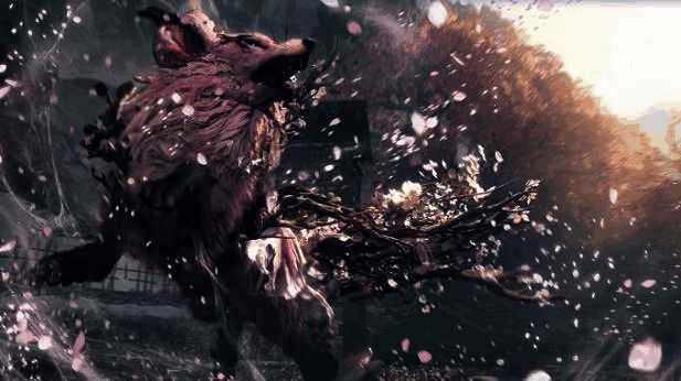 玩家被瘴气笼罩的森林中迎战一只身形诡异、缠绕藤蔓的化兽