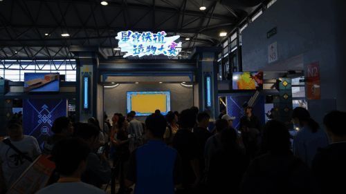 星穹铁道展台中央展示着精致的手办和周边产品