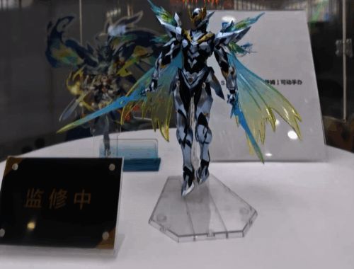 飞霄模型站在展台中心，造型逼真，细节丰富