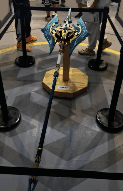 三月七对剑摆放在展柜中，金属质感强烈，细节清晰可见