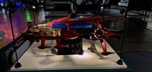 B站视频播放界面截图，标题为‘星铁玩家自制飞霄模型’，点赞数破万