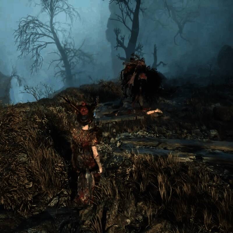 女主角挥舞长剑斩击怪物，画面特效炫目