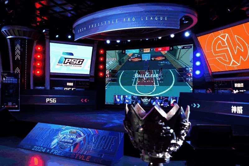 《街头篮球》FSPL职业联赛现场，选手专注比赛