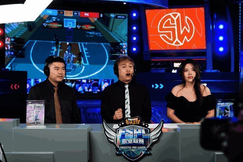 主播激情解说赛事，直播间弹幕刷屏庆祝精彩瞬间