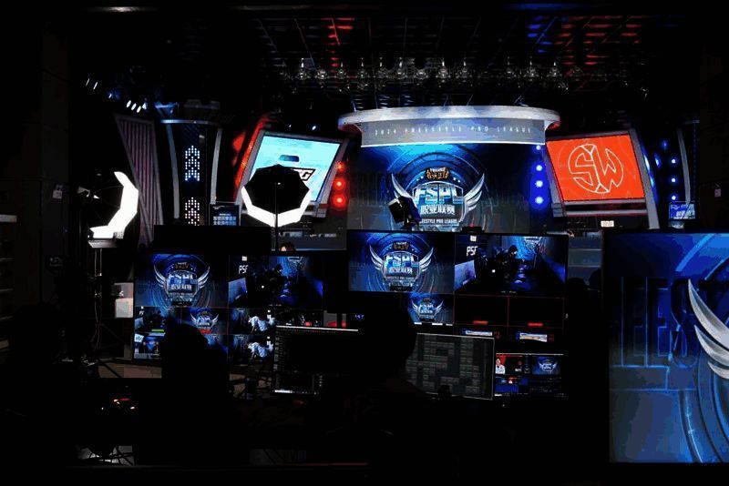 赛事转播后台忙碌运作，多角度画面实时切换展现比赛细节