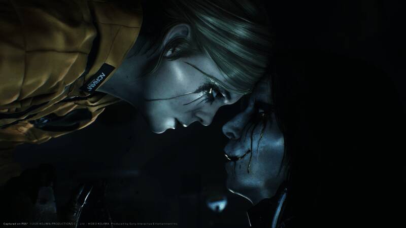 小岛秀夫接受采访现场照片，背景为《死亡搁浅2》游戏画面