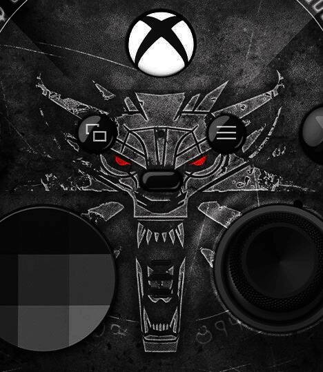 手柄背面特写展示立体浮雕风格的狼头徽章，按键布局清晰，握持区域防滑纹理细腻，整体兼具美观与实用性