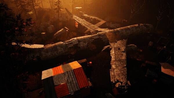 游戏中夜晚降临，营地灯火通明，营造出末世中的温暖氛围