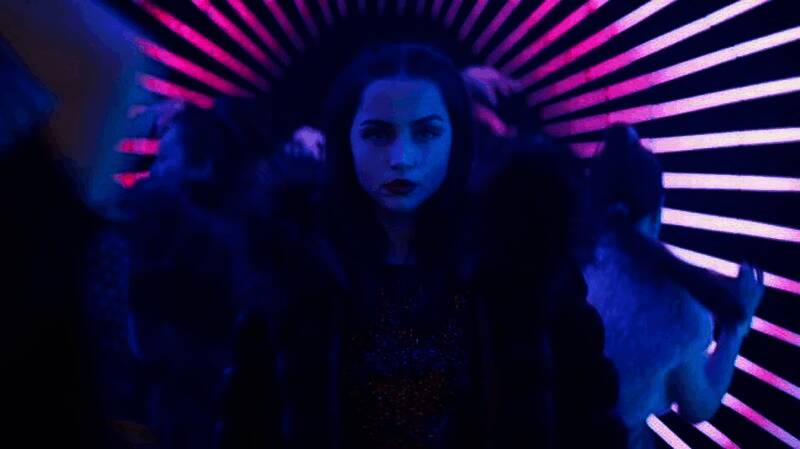 安娜·德·阿玛斯芭蕾杀姬海报，红裙舞者造型，优雅中透露着杀气