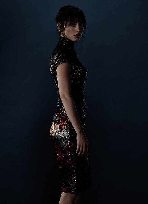 安娜·德·阿玛斯芭蕾杀姬战斗场景，高速奔跑中持枪瞄准敌人