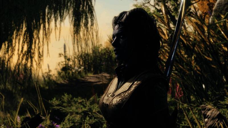 游戏开发者接受采访现场照片，背景可见电子屏幕展示相关游戏画面