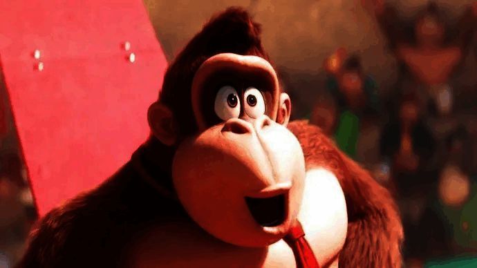 宫本茂接受采访的画面截图，背景为大金刚新旧对比图