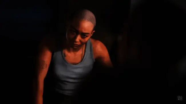 塔蒂·加布里埃在拍摄现场认真演绎角色表情特写