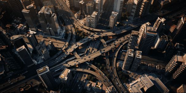 乘客排队等待地铁进站的画面，体现交通压力与调度难度