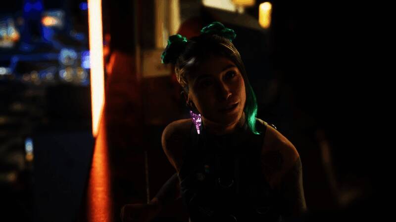 《心之眼》角色持枪穿梭于高科技都市中的场景