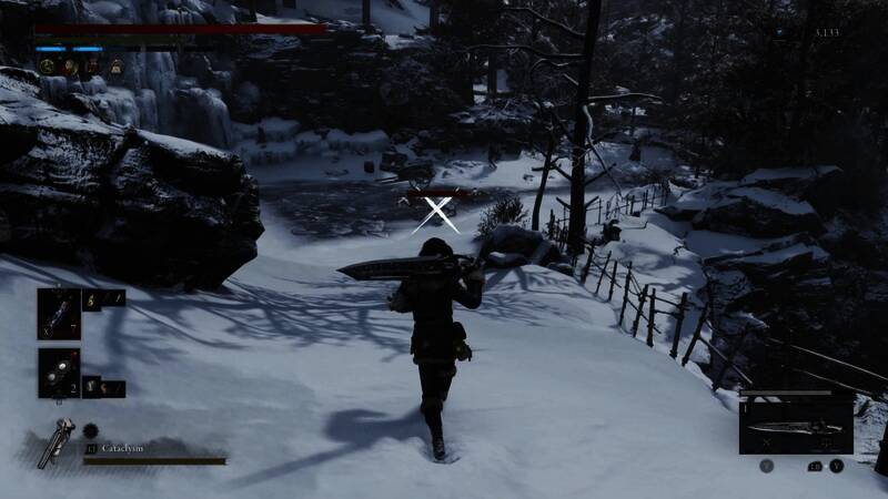 角色手持武器在昏暗走廊中穿行，氛围紧张压抑